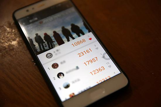 高铁网络订餐配送员迎来了他们的第一个春运——人均日行2万步，送餐如打仗。
