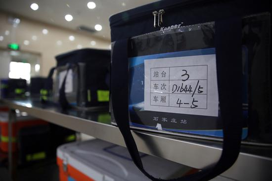 每一个保温箱上都标明站台、车次、车厢，方便配送员识别。