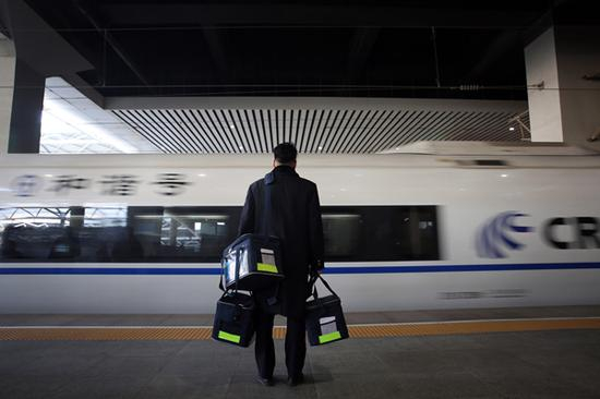 网络订餐配送员在站台等候。