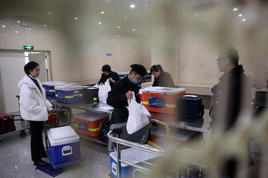 商家将乘客预订的餐食送到配送中心餐食区。