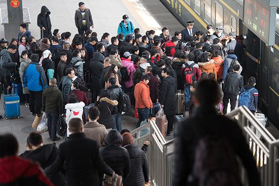 2018年2月8日，太原火车站，大批旅客乘坐火车返乡。视觉中国 图