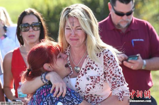 许多绝望的学生父母赶到现场， 想查看他们的孩子是否受伤。