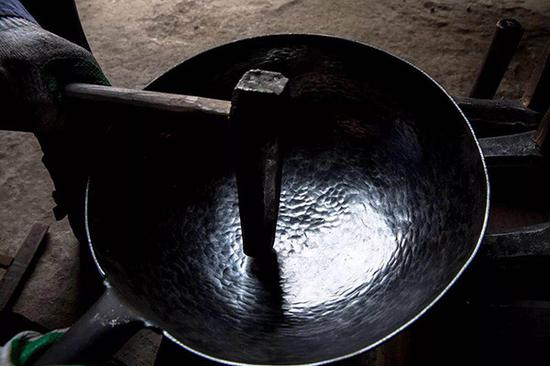 铁锅制作过程。