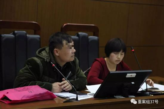▲玩家赵先生（左）与代理律师。&nbsp;&nbsp;&nbsp; 法院供图