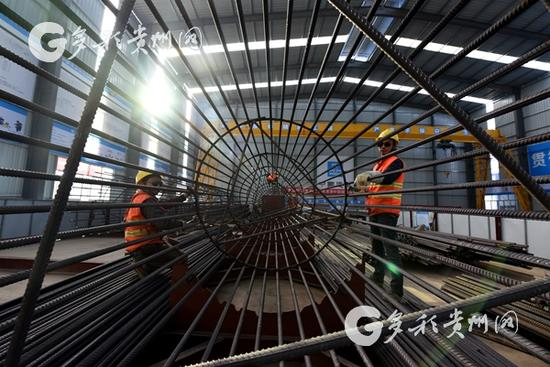 中国建筑工程公司工人在大桥建设现场施工