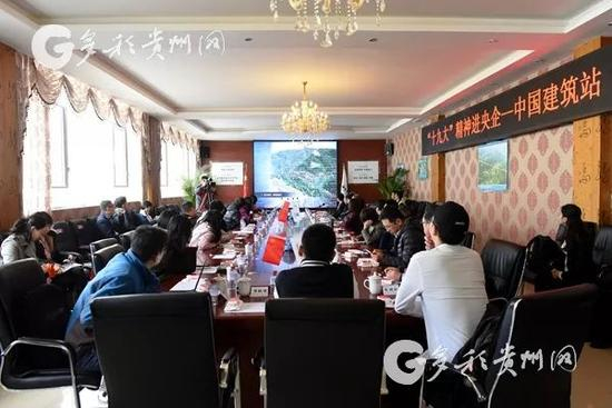 中国建筑工程公司相关负责人在向媒体记者介绍大河特大桥建设方案