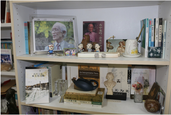 余光中先生办公室一角。秦红摄。