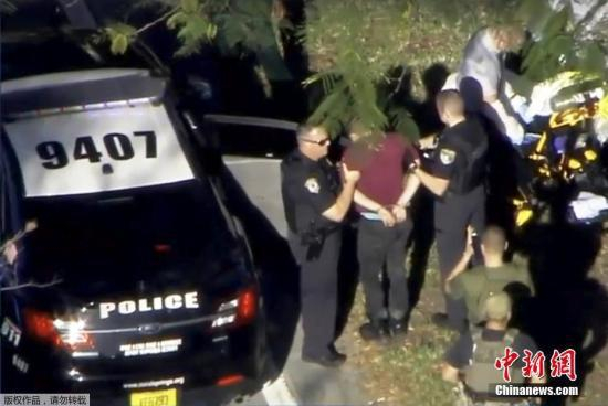 在枪击事件发生2个小时后，枪手被警方逮捕。