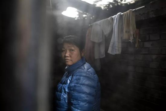 范雨素说这是她最喜欢的一张照片，和她自己的表情一模一样。摄影师：周娜