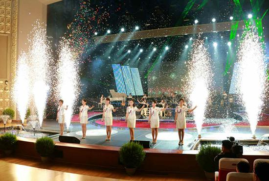 牡丹峰乐团演出。