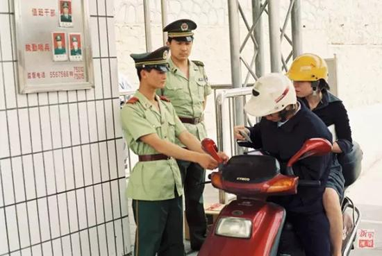 20世纪90年代，边防在“二线”一个耕作口查验证件。