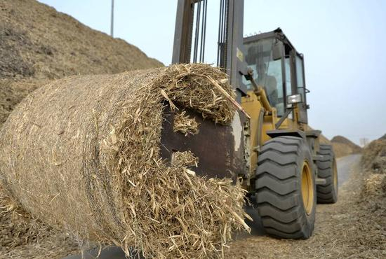 河北南宫使用秸秆等生物质发电过程中产生的余热，作为城市供暖的新热源。 图/新华社