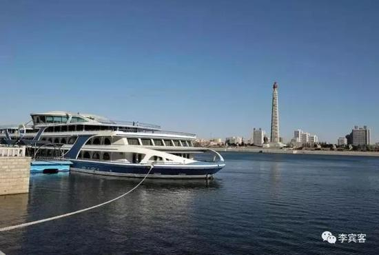 △大同江上的彩虹号豪华游艇，远处是主体思想塔