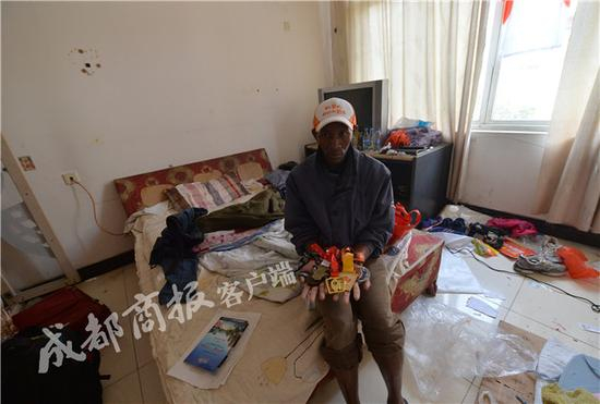 ▲吉萨斯手捧奖牌