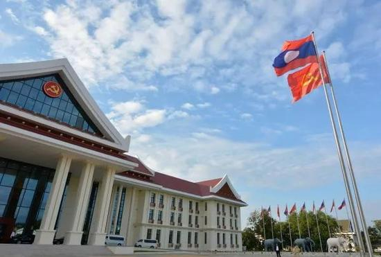 ▲这是2017年11月2日在万象拍摄的老挝人民革命党中央办公楼。（新华社）