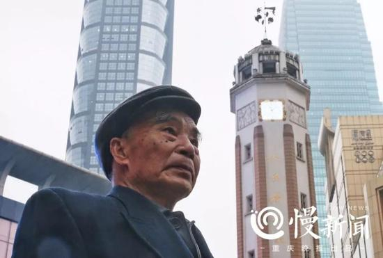 ▲曾经的调钟人胡明富与现在解放碑上的钟