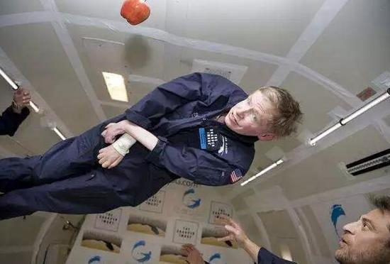 ▲2007年霍金在大西洋上空的飞机中体验失重飞行。