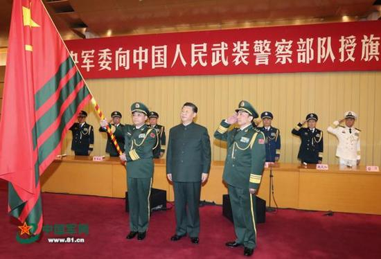 　　1月10日上午，中央军委向武警部队授旗仪式在北京八一大楼举行。中共中央总书记、国家主席、中央军委主席习近平向武警部队授旗并致训词。这是习近平向武警部队授旗。