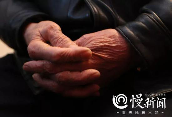 ▲这双饱经沧桑的手为曾经解放碑准点的钟声做出了贡献