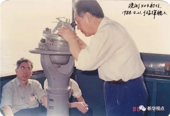 1988年4月21日，黄旭华（右）在观察某新型核潜艇。新华社发