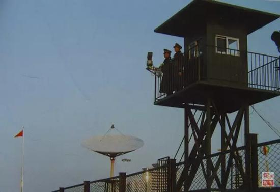边防官兵在“二线”哨楼上站岗。