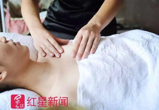 ▲一位催乳师在给客人进行乳房按摩催乳&nbsp; 图据东方IC