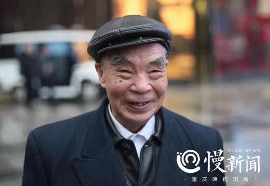 ▲曾经的解放碑调钟人胡明富