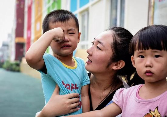 （忙碌辛苦、综合素质要求颇高的幼教行业，入行门槛和收入却并不高。图/视觉中国）