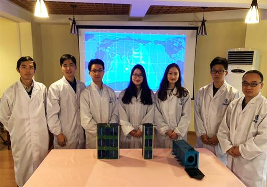 研究人员在太空测评工程中心现场，进行各项实验和验证。 研究团队 供图