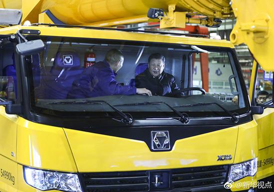 　　朱长建作为技术人员代表，向坐在驾驶位上的总书记介绍起该台起重机的技术、性能、价格等。 本文图片均来自@新华视点