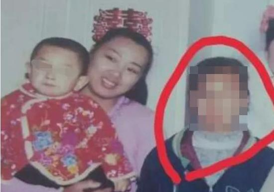 ▲右为汤兰兰，图片来自澎湃新闻