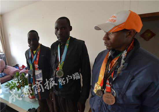 ▲戴帽子的是吉萨斯，中间为基缇克