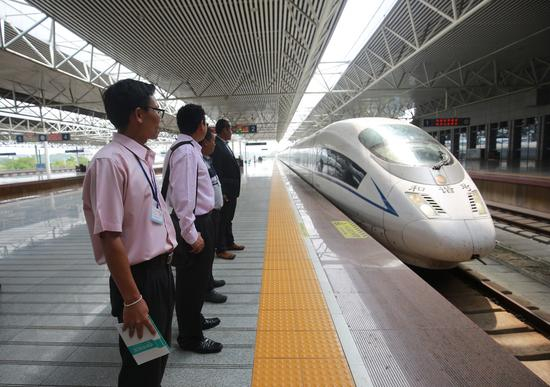  泰国教师来华学习交流高铁技术&nbsp; 新华社发