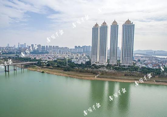 位于南宁市邕江南岸的超高层住宅小区凯旋1号。