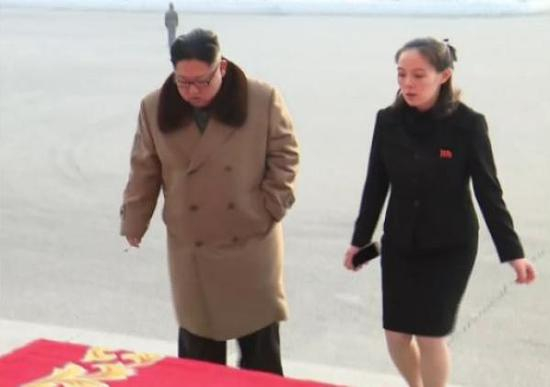 金正恩与其胞妹金与正（右） &nbsp;图片来自环球网