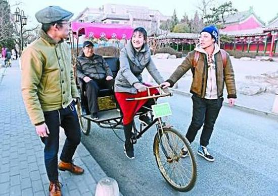 王雪宜（中）在什刹海畔练蹬车。北京晚报 图
