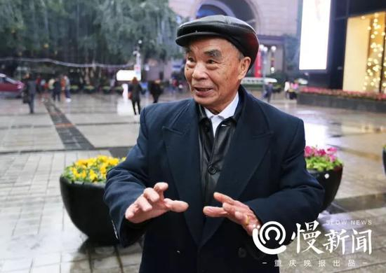 ▲老人在解放碑回忆曾经调钟的日子