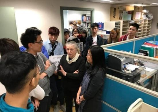 十多名香港浸会大学学生“占领”学校语文中心长达8小时。（图片来源：香港东网）