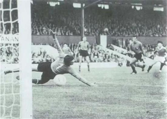 ▲1966年世界杯，朝鲜队攻破意大利队球门的瞬间。