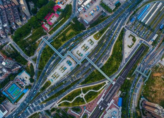 2017年7月26日，俯瞰经过改造后的原二线关——深圳梅林关。 东方IC 资料