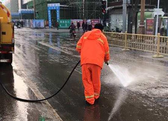 洒水车在低温情况下作业。中国江西网 图
