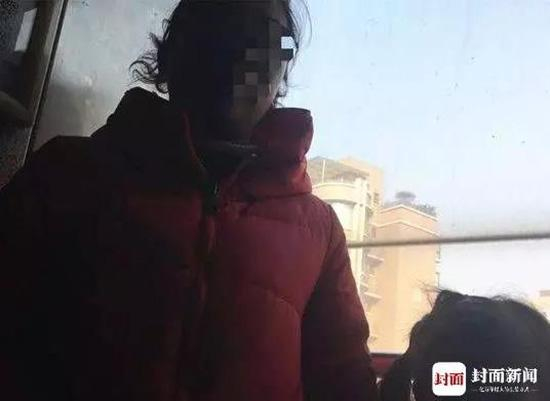 图中红衣女子为何某