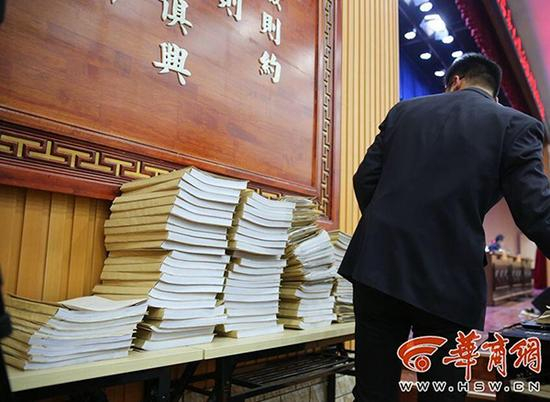 该案件的卷宗垒起来一大堆。 华商报记者 邓小卫 摄