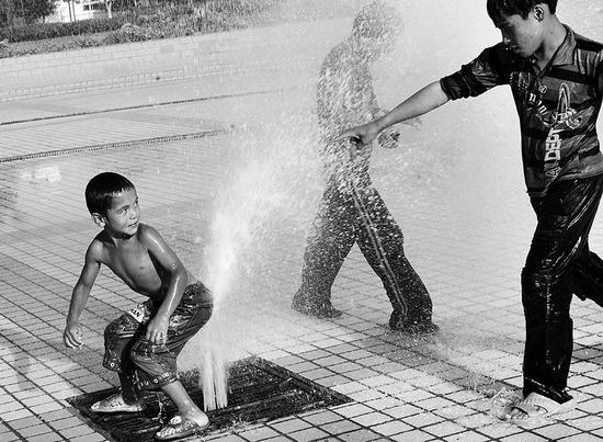 @西域巫师-坦术《捣蛋鬼》&nbsp; “生于街头”2017年5月入选作品。