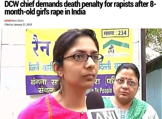 ▲新德里妇女委员会负责人马利瓦尔（左）接受印媒采访。