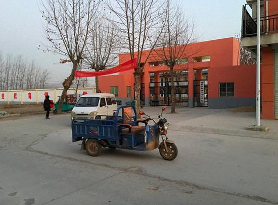 顺河乡中心学校校门口。 澎湃新闻记者 胡芮默 图