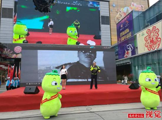 海口交警原创歌曲献礼交通安全日 南国都市报记者王燕珍 图