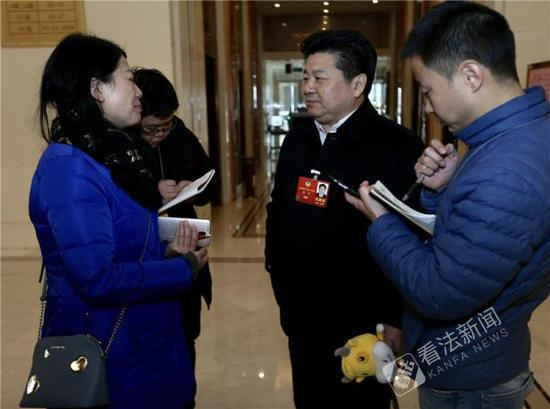 全国政协委员、浙江省教育厅副厅长韩平（右二）在接受媒体采访。摄/法制晚报·看法新闻 记者 黑克