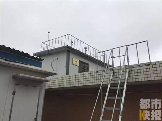 　　西安邮电大学长安校区动力楼楼顶的空气监测站点采样器，被人用棉纱堵塞，干扰真实数据。 都市快报 图