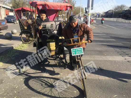 “后海八爷”正在拉车 摄/法制晚报·看法新闻 记者 马晓晴